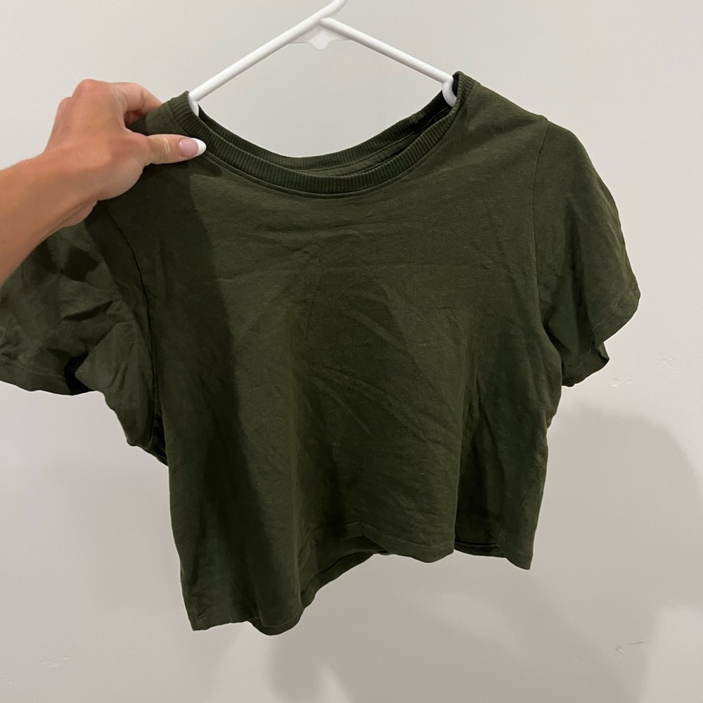 Set active tee in forest green!